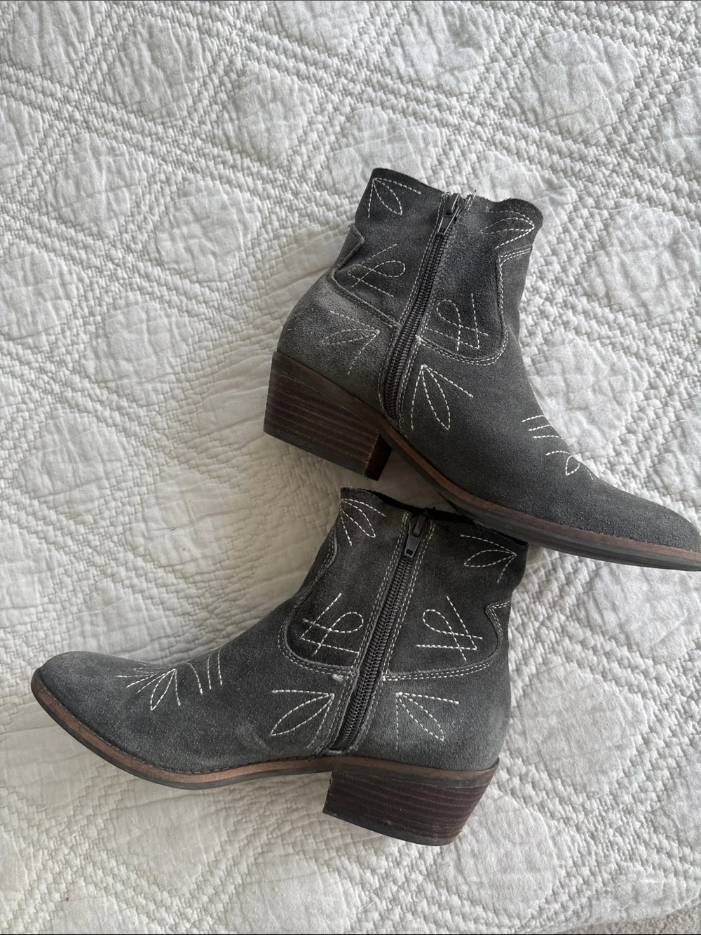 Lucky Brand LK-FLORINIAH Gray Suede Western Ankle Boots US7 Contrast Stitching - Picture 4 of 12